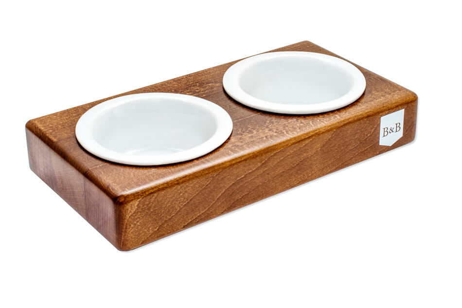 Two dog bowls DUO CERAMIC amber on a wooden stand. (Brand: Bowlandbone)