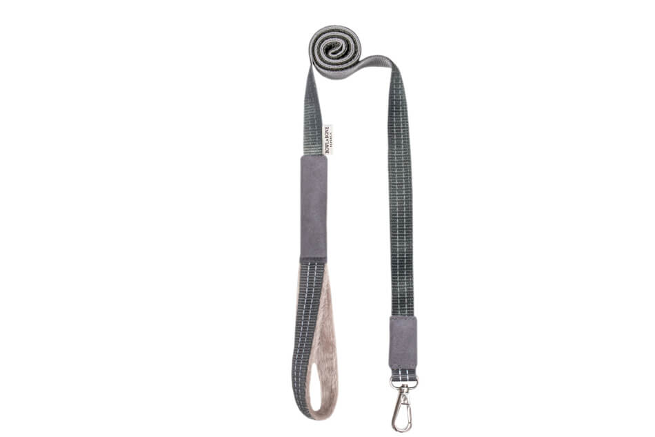 A Bowlandbone dog leash YETI grey with a handle attached to it.