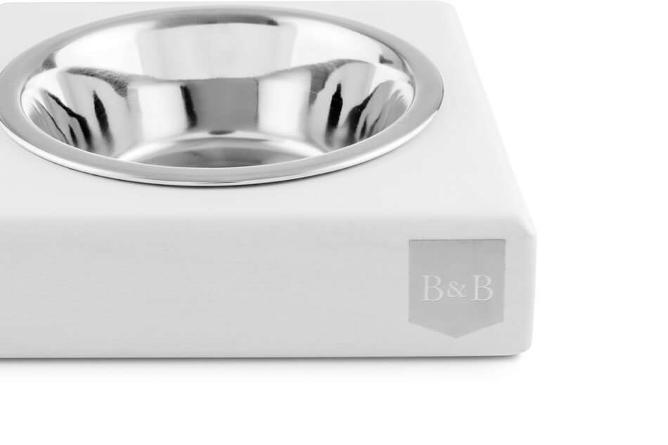 A Bowl&Bone Republic dog bowl, SOLO jasmine, with a stainless steel handle.