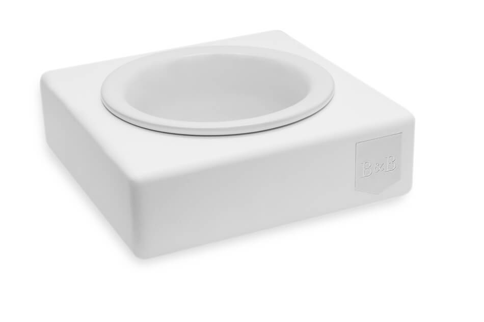 A dog bowl SOLO CERAMIC with a lid on top, from Bowlandbone.