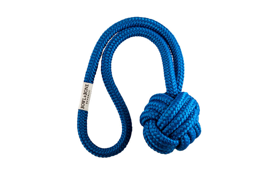 A Bowl&Bone Republic BULLET blue rope with a knot on it.