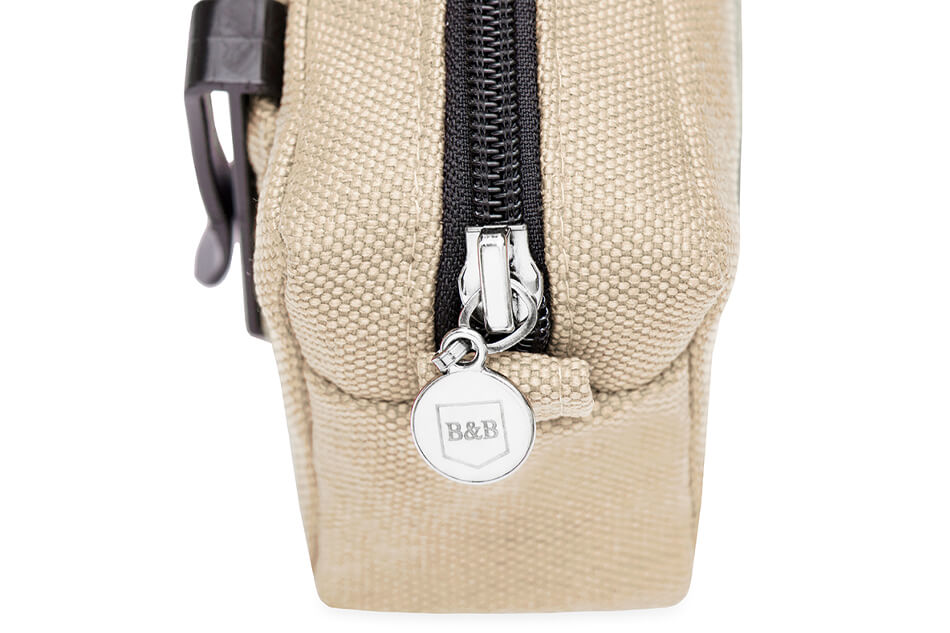 A Bowlandbone Republic dog treat bag MIDI beige with a zipper.